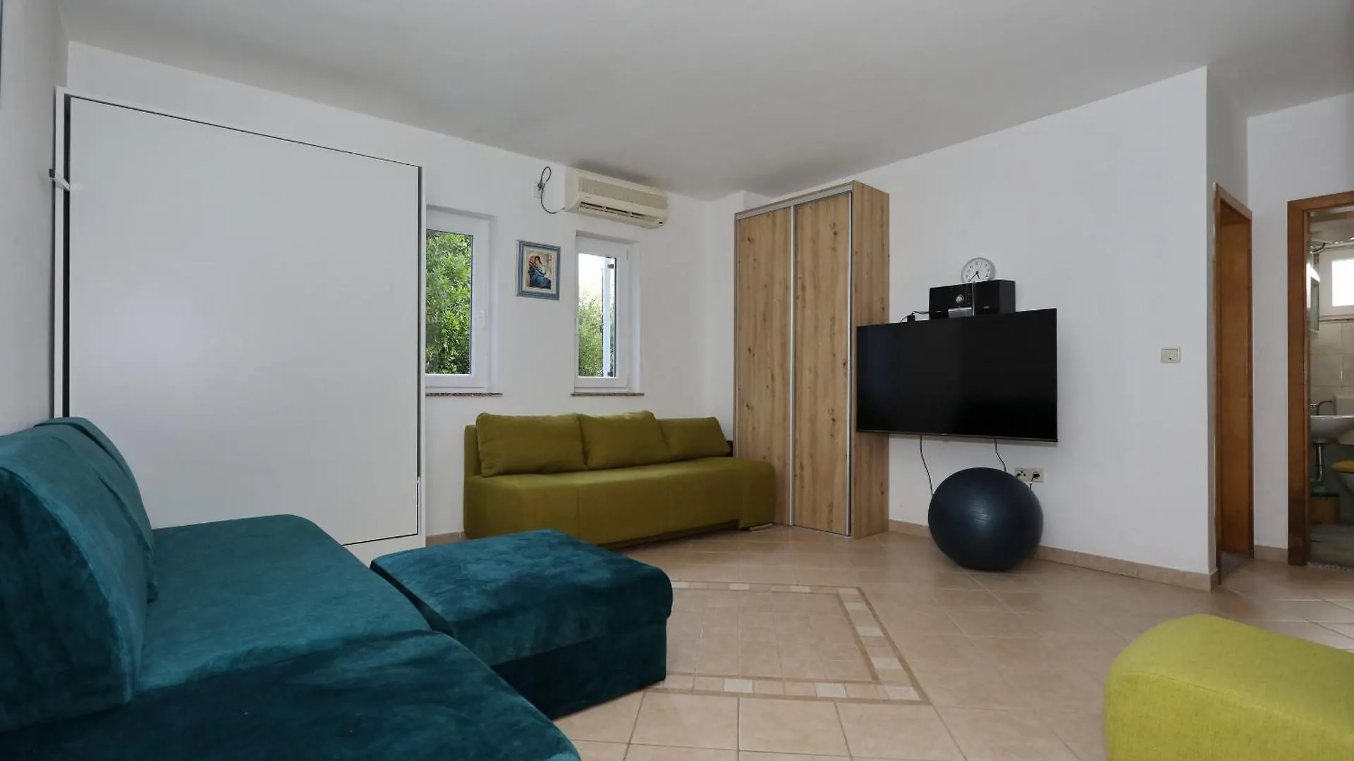 Mare 9 Cozy Two Bedroom Apartment with Garden ペトルチャネ