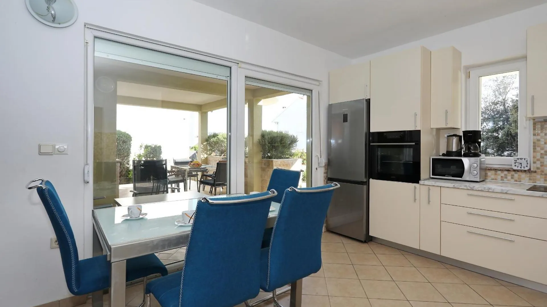Mare 9 Cozy Two Bedroom Apartment with Garden ペトルチャネ