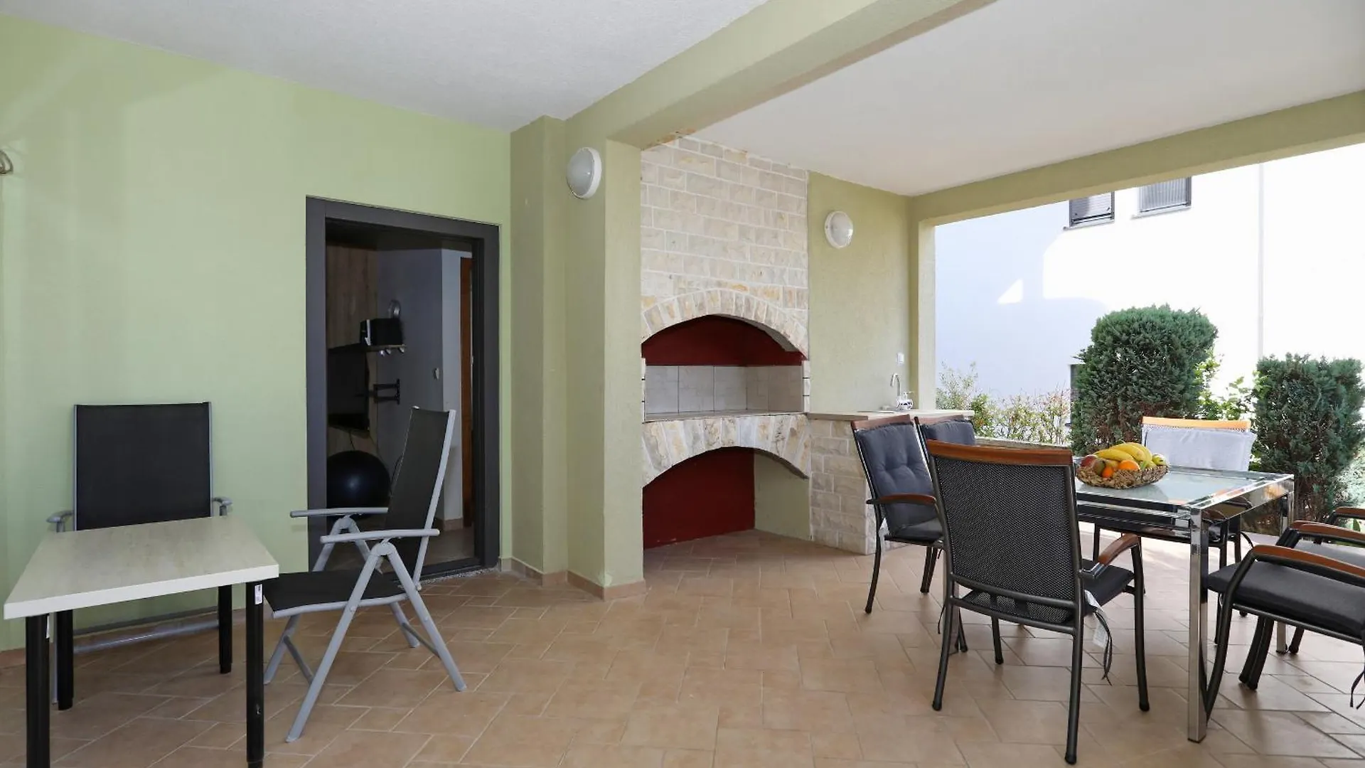Mare 9 Cozy Two Bedroom Apartment with Garden ペトルチャネ