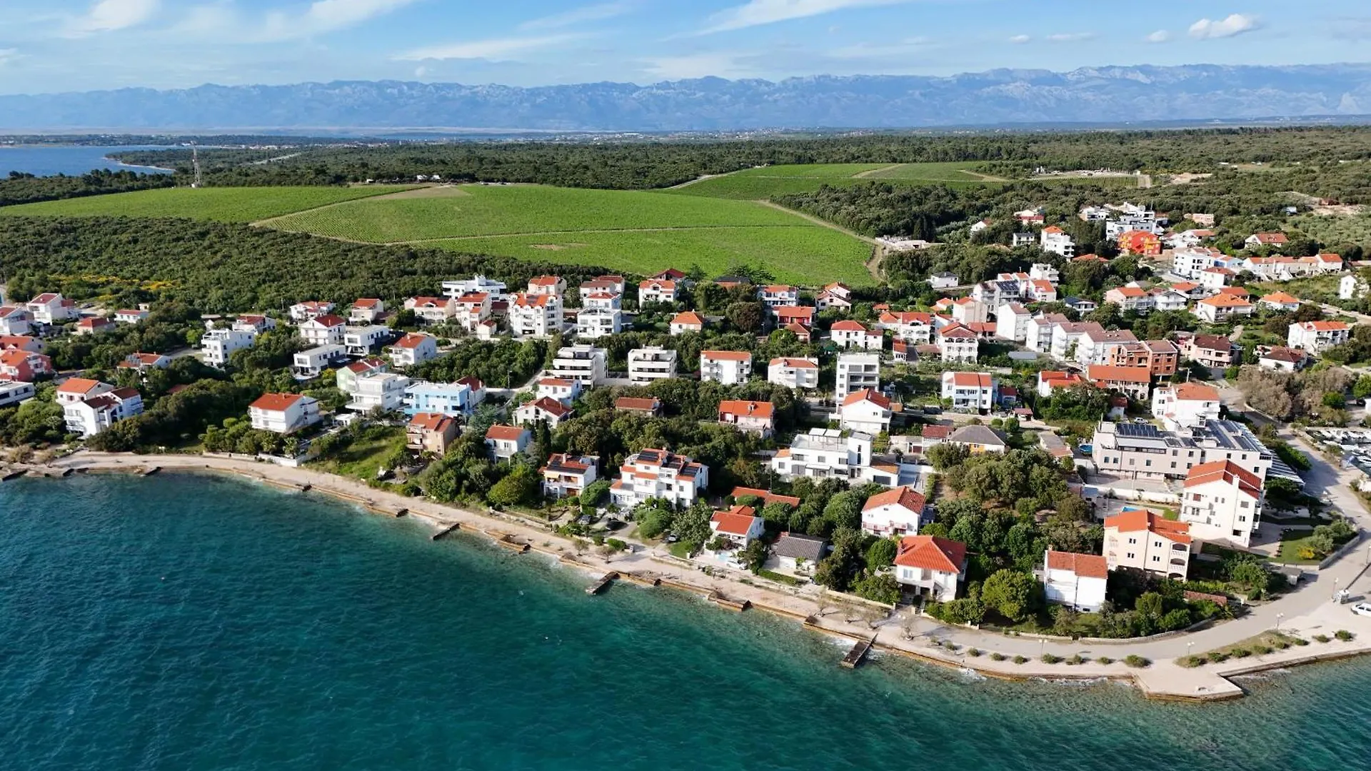 Mare 9 Cozy Two Bedroom Apartment with Garden ペトルチャネ