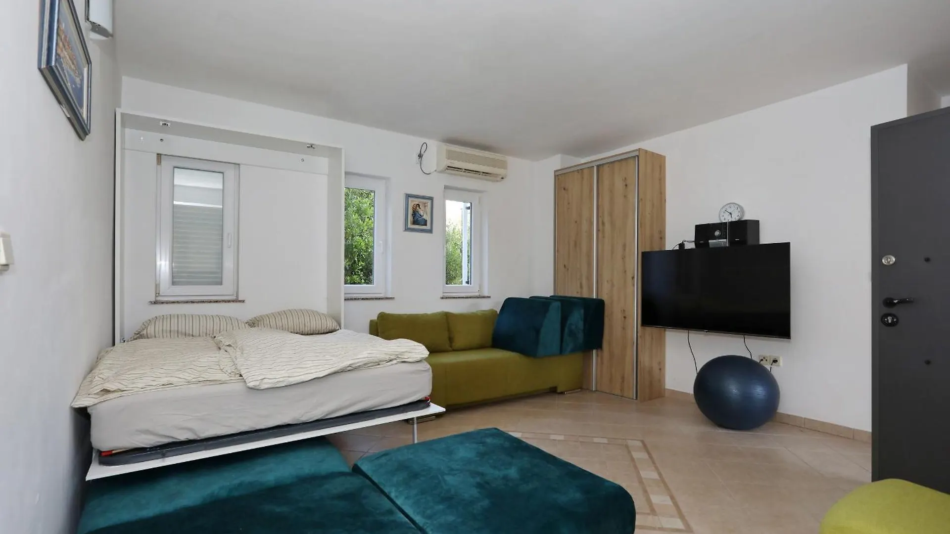 Mare 9 Cozy Two Bedroom Apartment with Garden ペトルチャネ