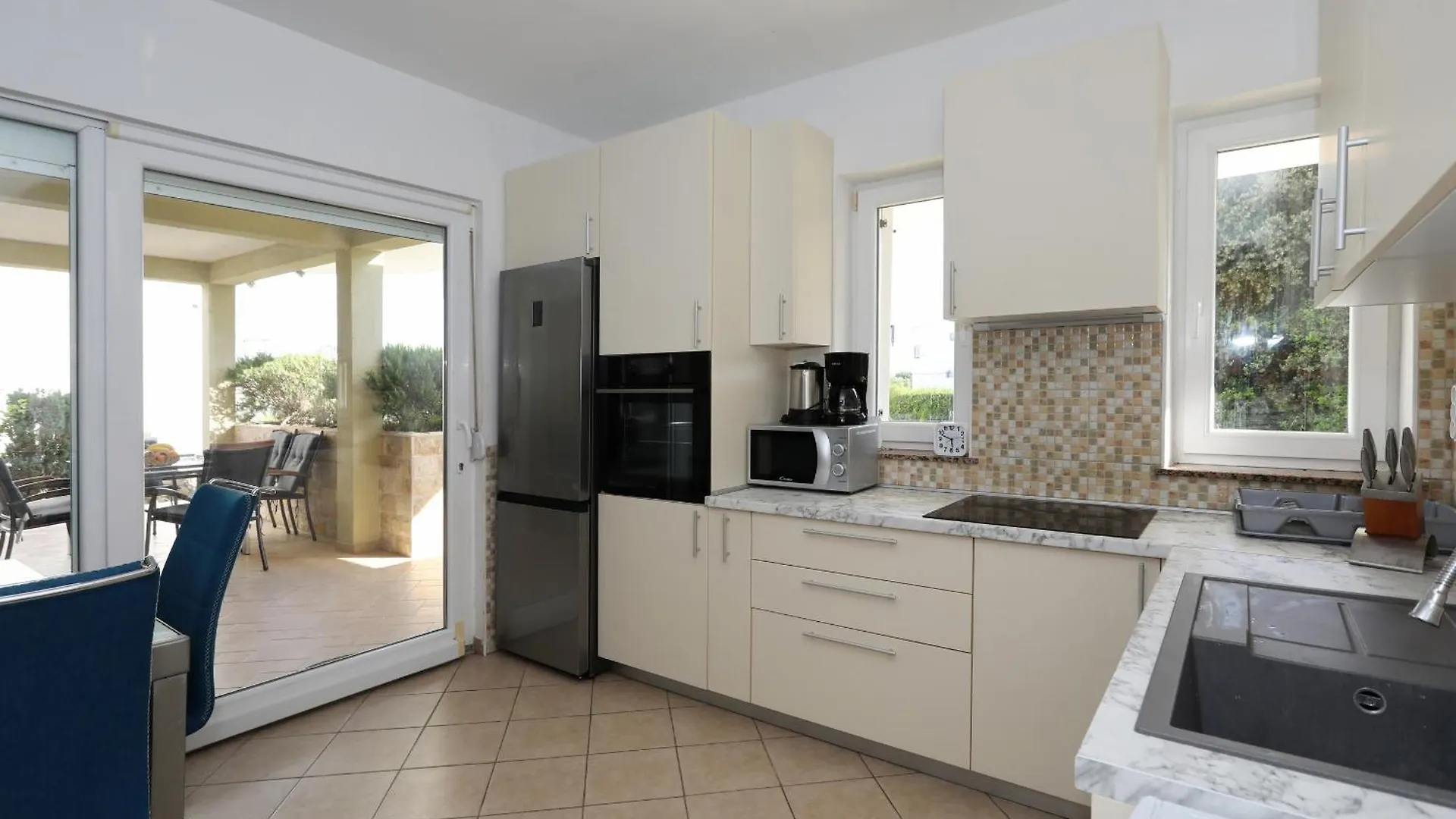Mare 9 Cozy Two Bedroom Apartment with Garden ペトルチャネ クロアチア