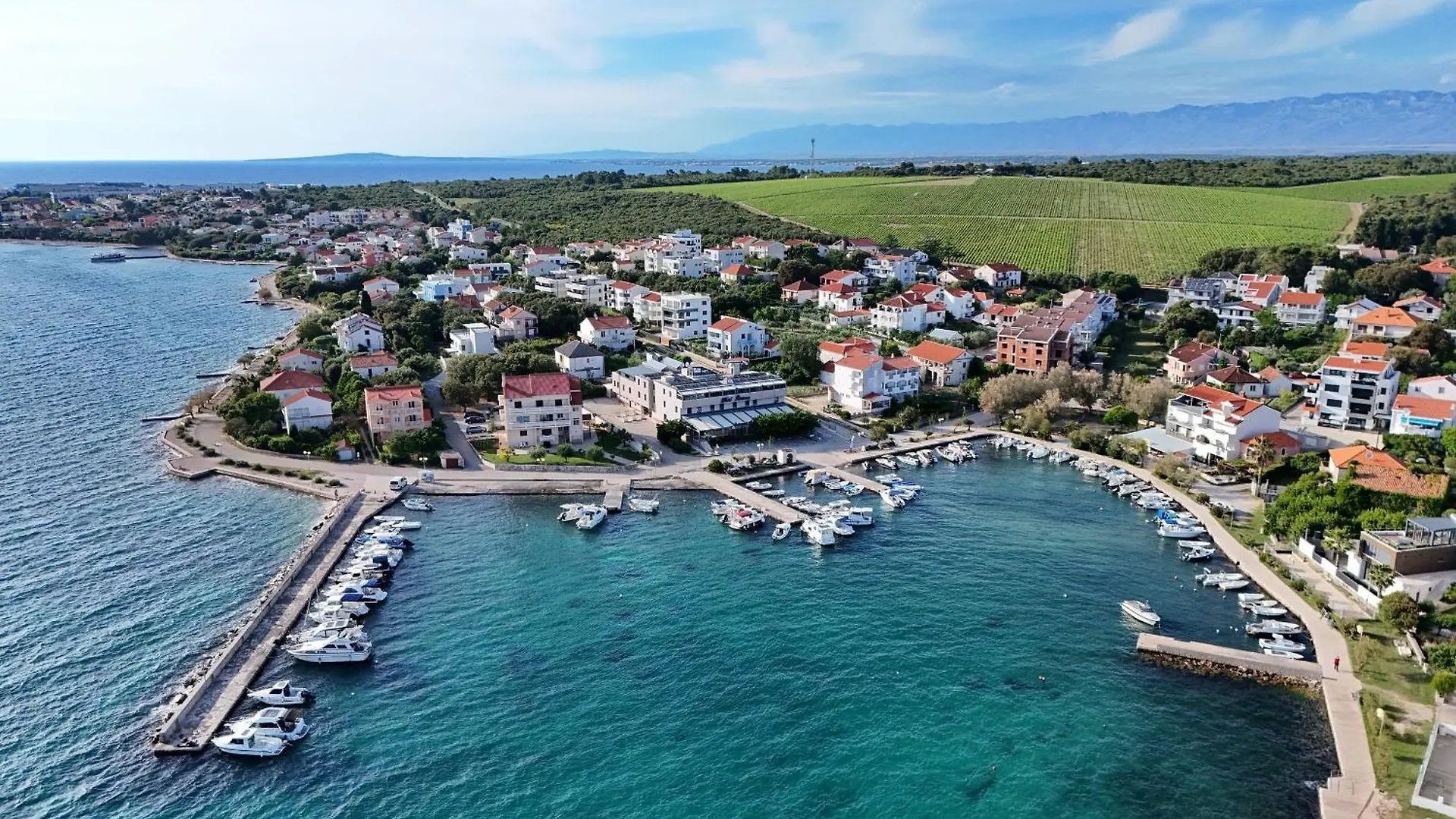Mare 9 Cozy Two Bedroom Apartment with Garden ペトルチャネ